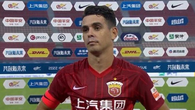 男人扒开美女内裤摸到爽